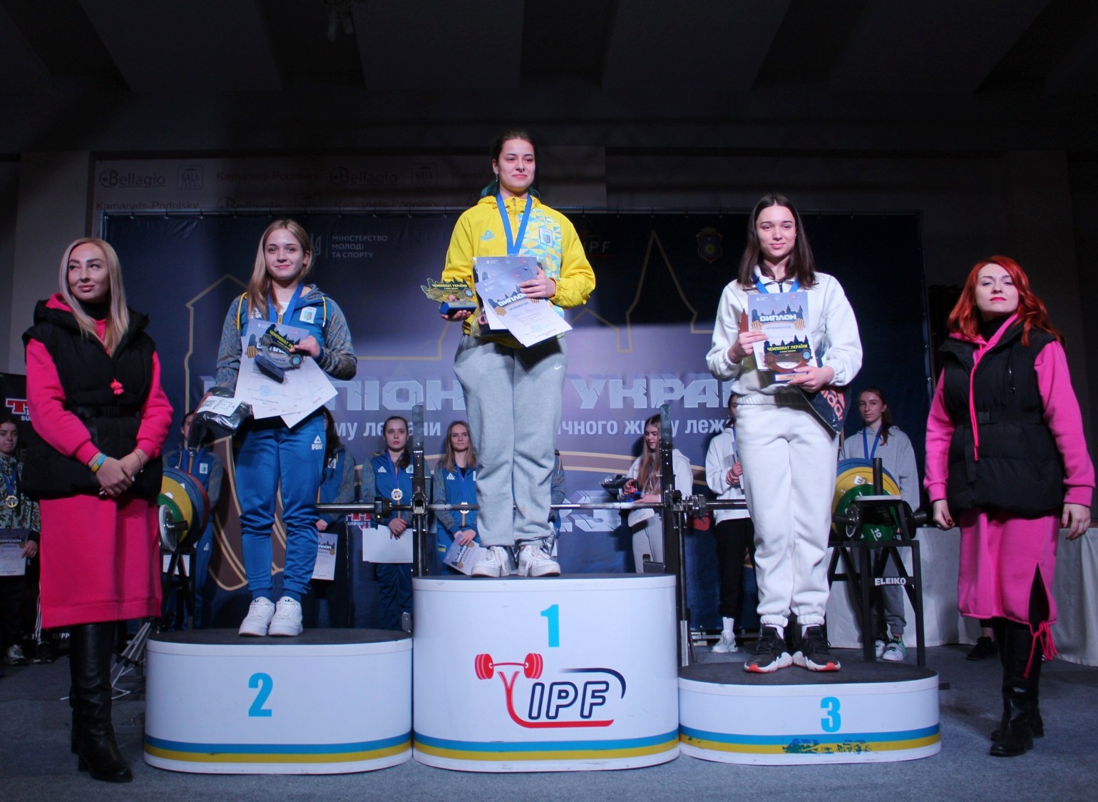 Полянська Марія (перша зліва) - чемпіонка України і срібний призер в абсолютній першості серед юніорок